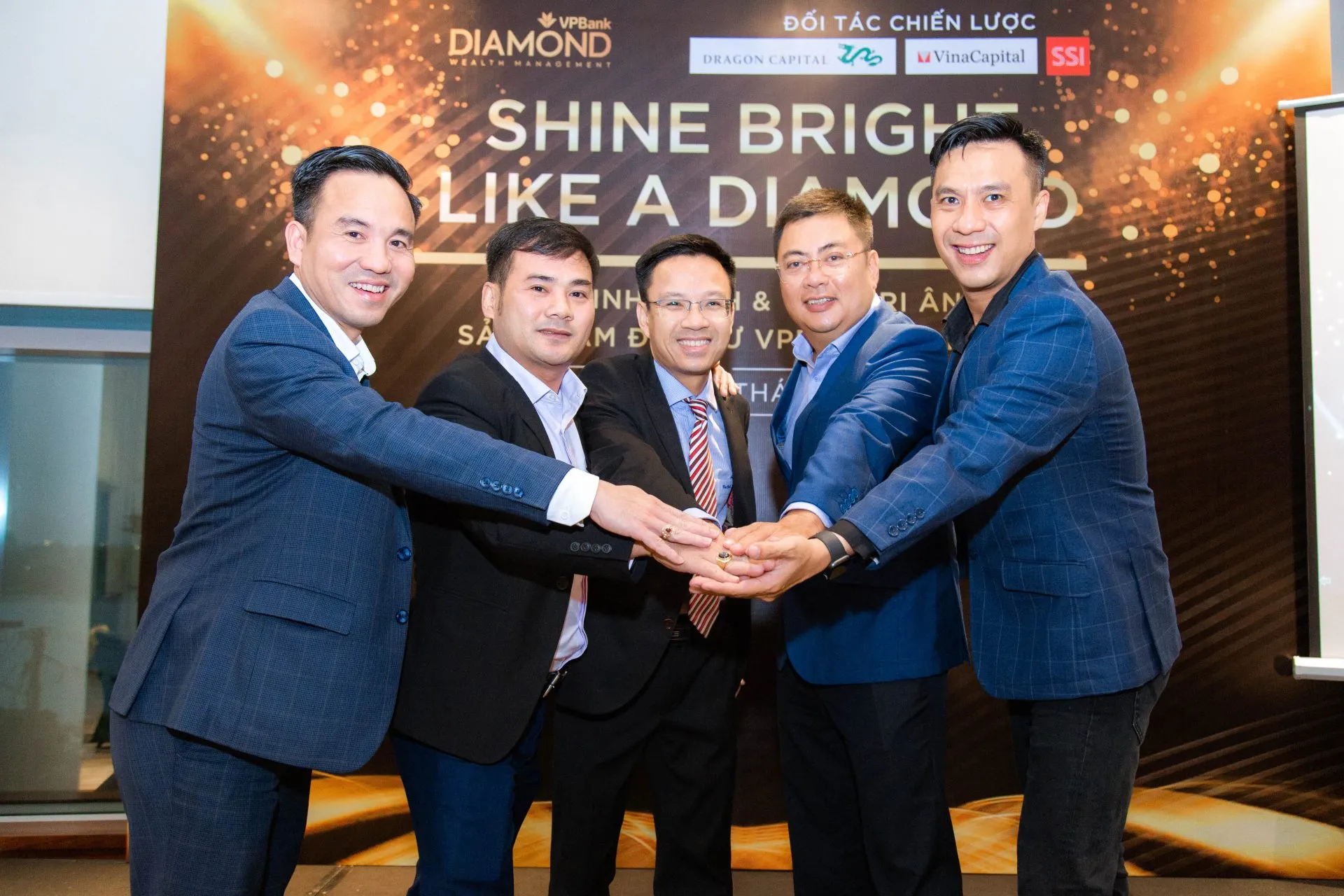 Chụp ảnh sự kiện là quá trình ghi lại các khoảnh khắc, biểu cảm, và các tình huống diễn ra trong một sự kiện
