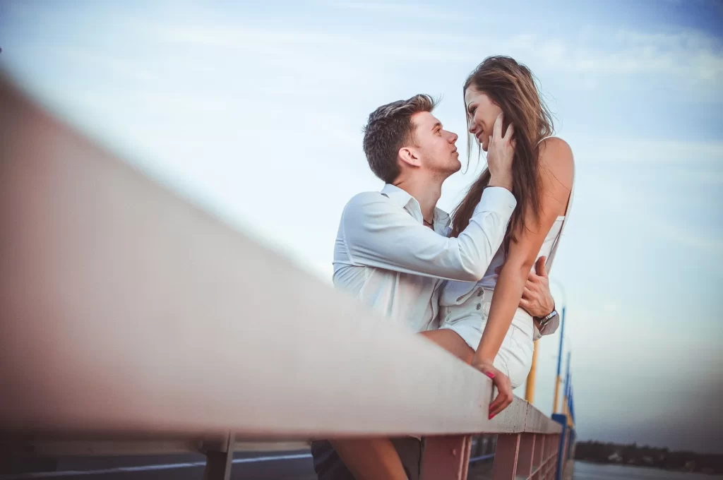 Tạo dáng "nụ hôn" đòi hỏi góc máy cận mặt để tập trung vào biểu cảm và cử chỉ tinh tế của cặp đôi.