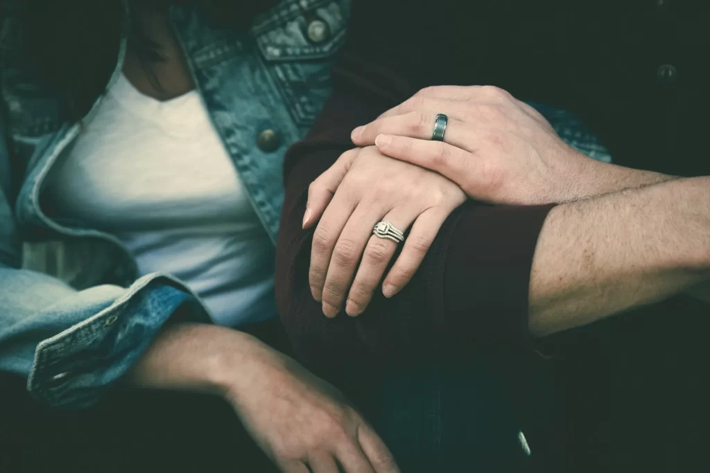 Khám phá tạo dáng "khoác tay trìu mến" trong chụp ảnh couple