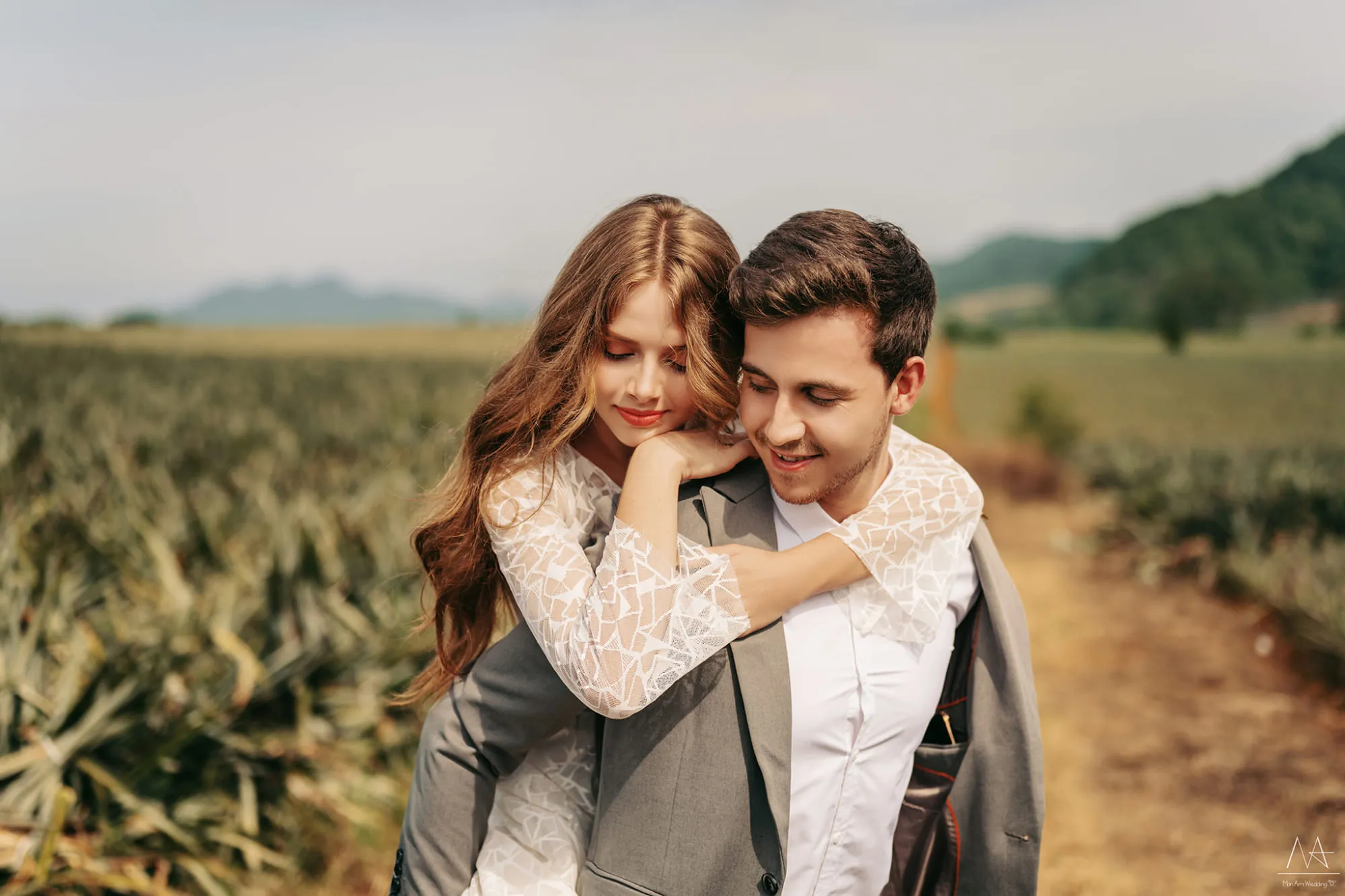 Tươi vui và năng động với tư thế cõng khi chụp ảnh đôi