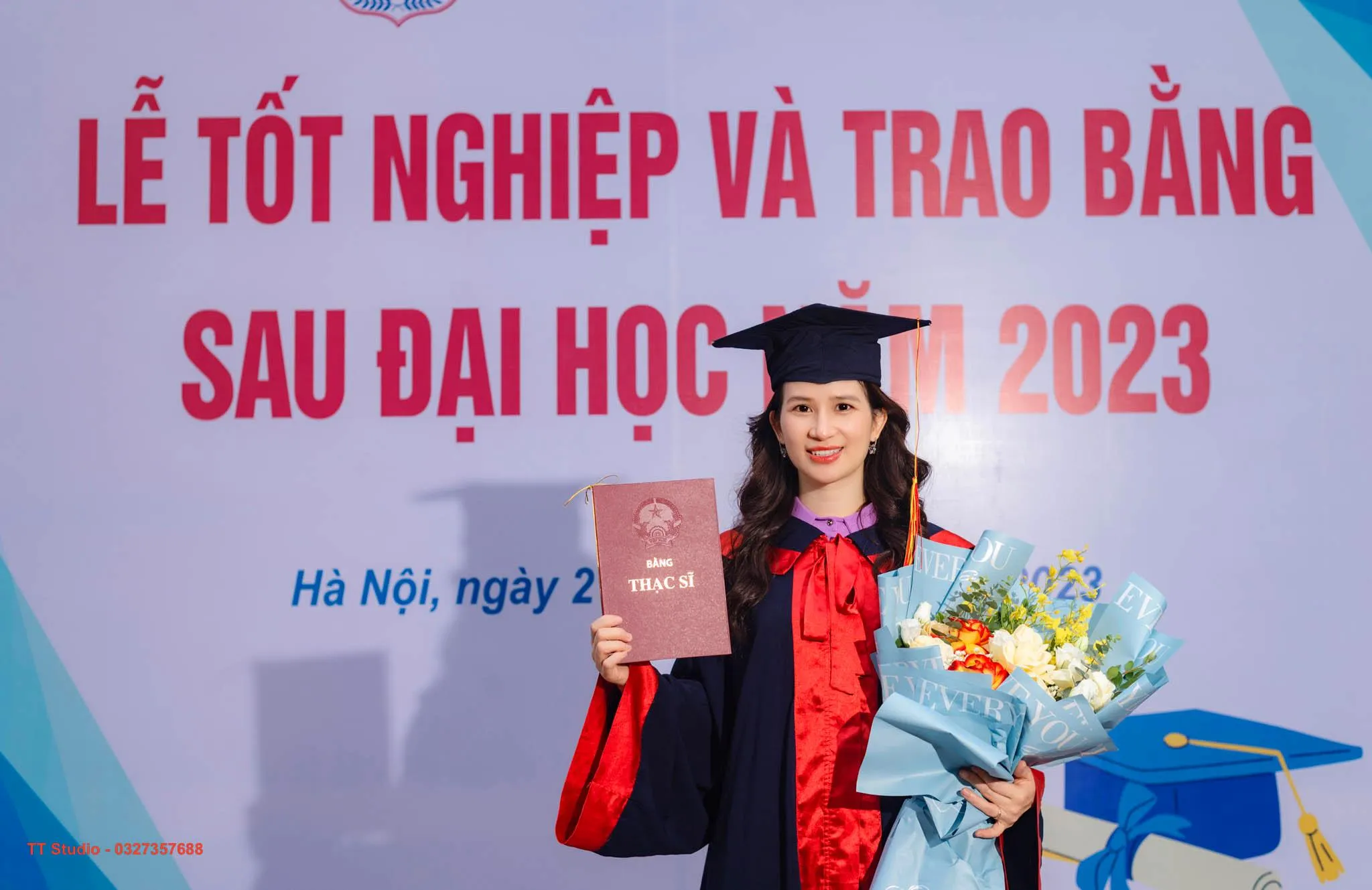 Chụp ở bức phông ảnh tốt nghiệp