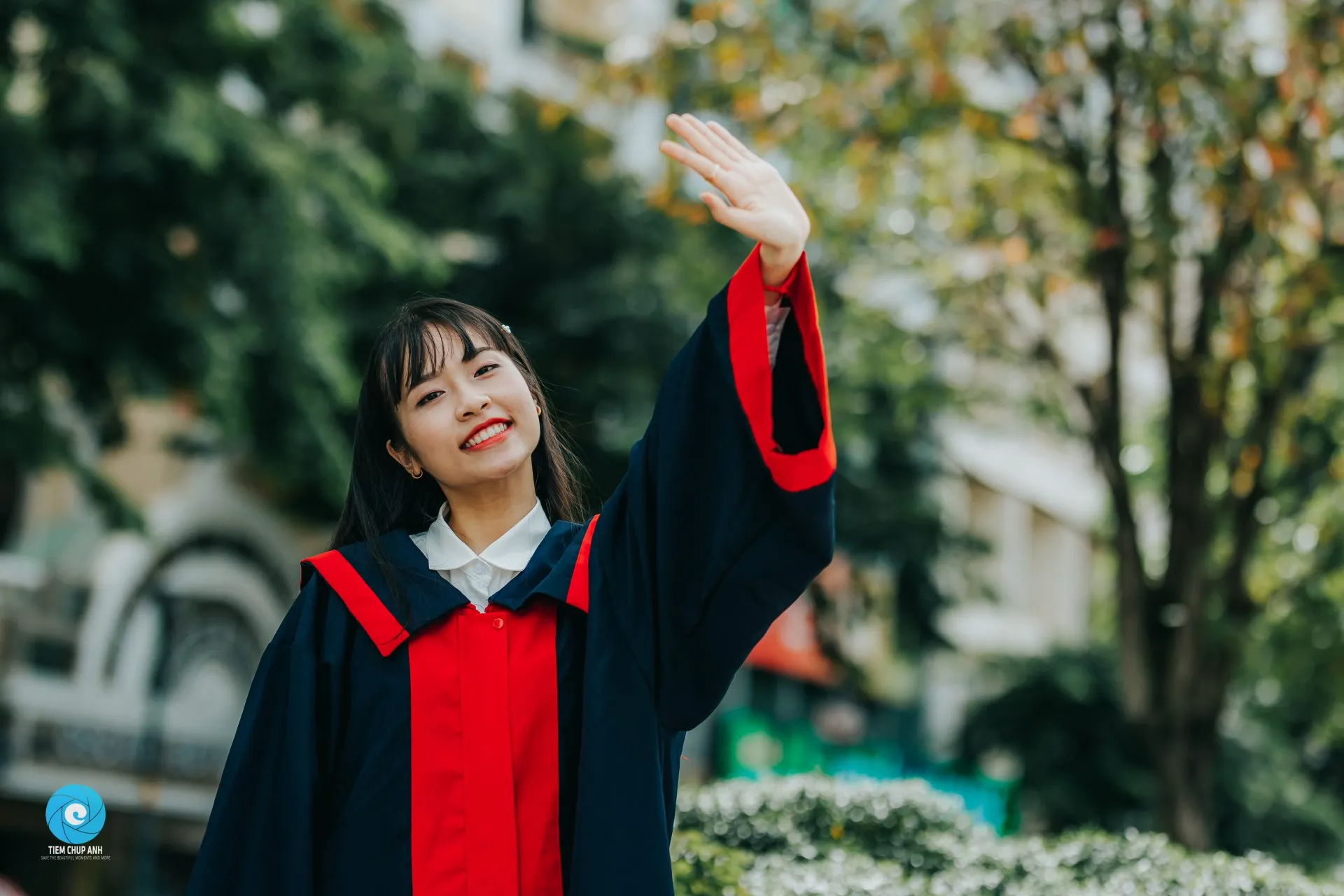 Việc mặc áo tốt nghiệp cử nhân rất quan trọng vào ngày lễ tốt nghiêp