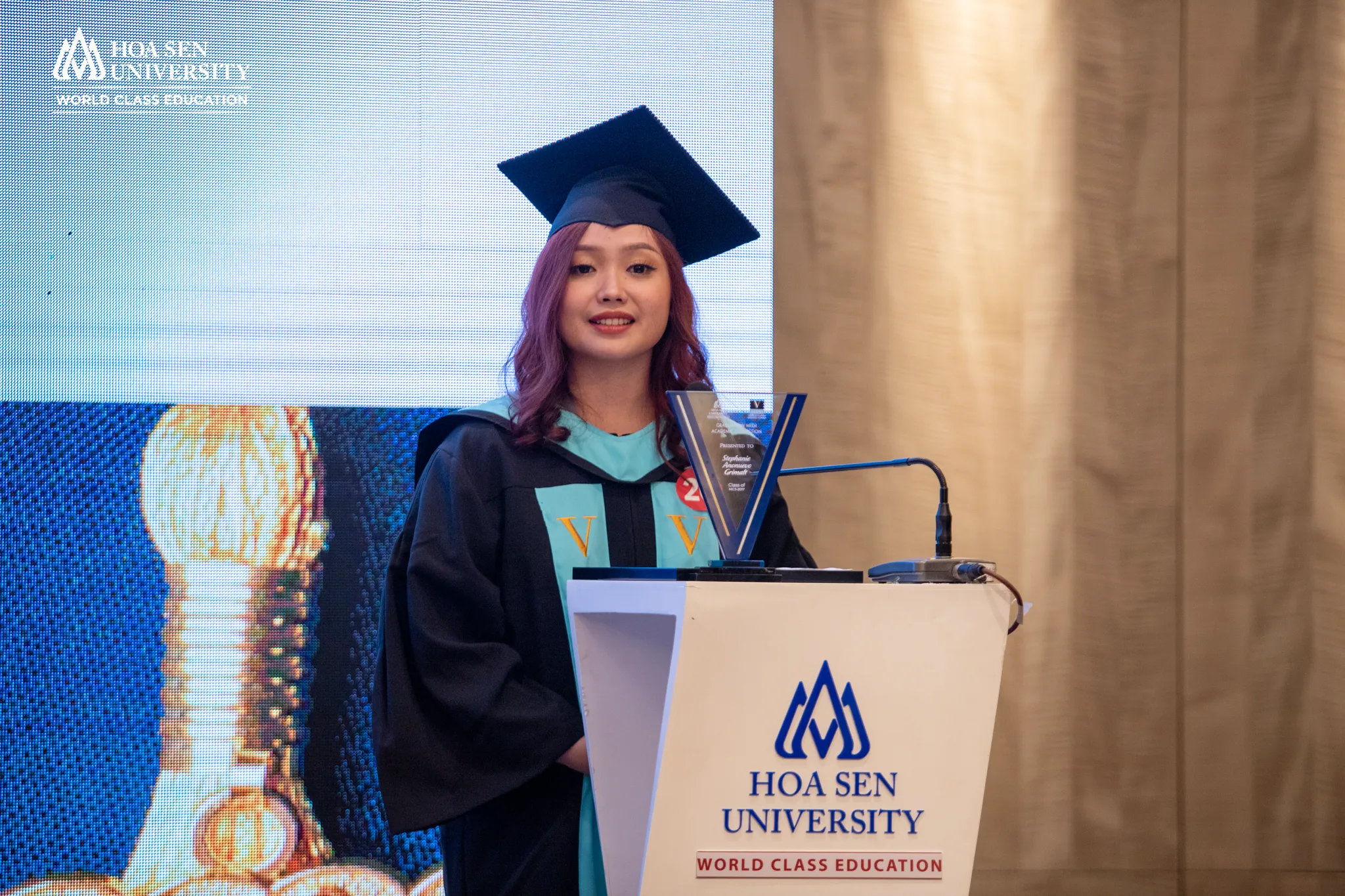quá trình ghi lại những khoảnh khắc quan trọng và đáng nhớ trong lễ tốt nghiệp của học sinh hoặc sinh viên.
