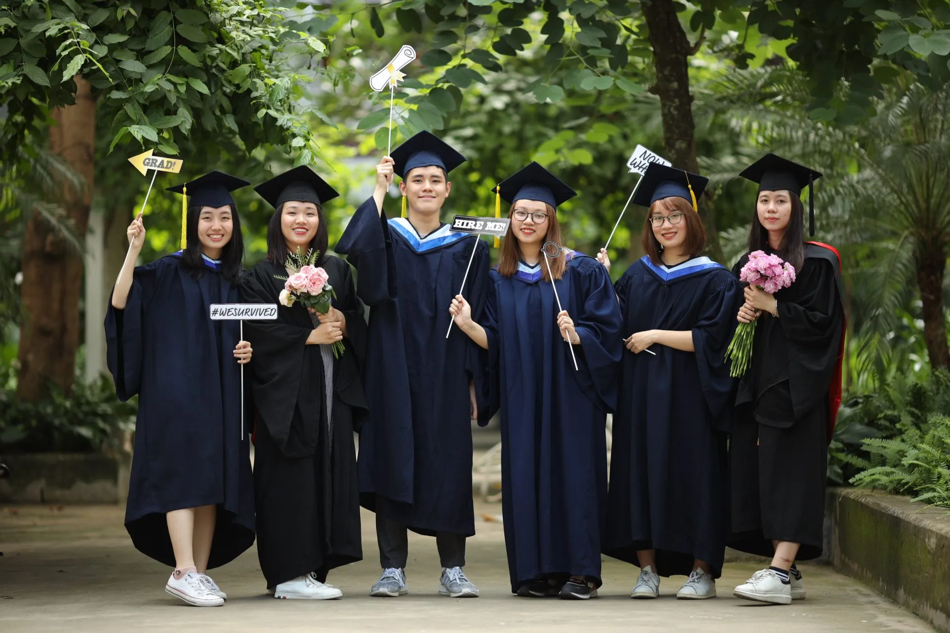 Chụp những bức ảnh tốt nghiệp Đại Học cùng với nhóm bạn thân hoặc bạn cùng lớp