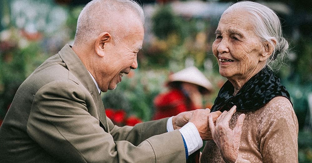 Tình yêu giản dị mà "ông bà anh" dành cho nhau ( Nguồn ảnh: Báo Tuổi Trẻ)
