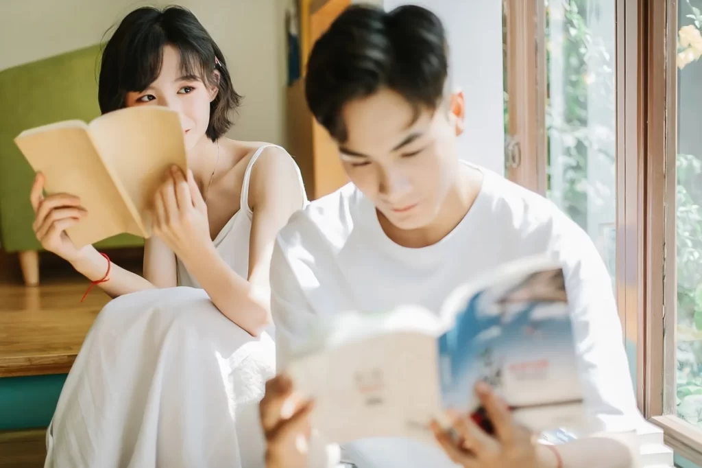 Tạo dáng tự nhiên cùng nhau đọc sách (Nguồn: lavenderstudio.vn)