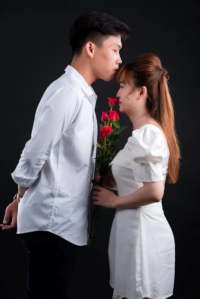 Hai bạn đứng đối diện nhau trao nhau tình cảm ngọt ngào (Nguồn: lavenderstudio.vn)
