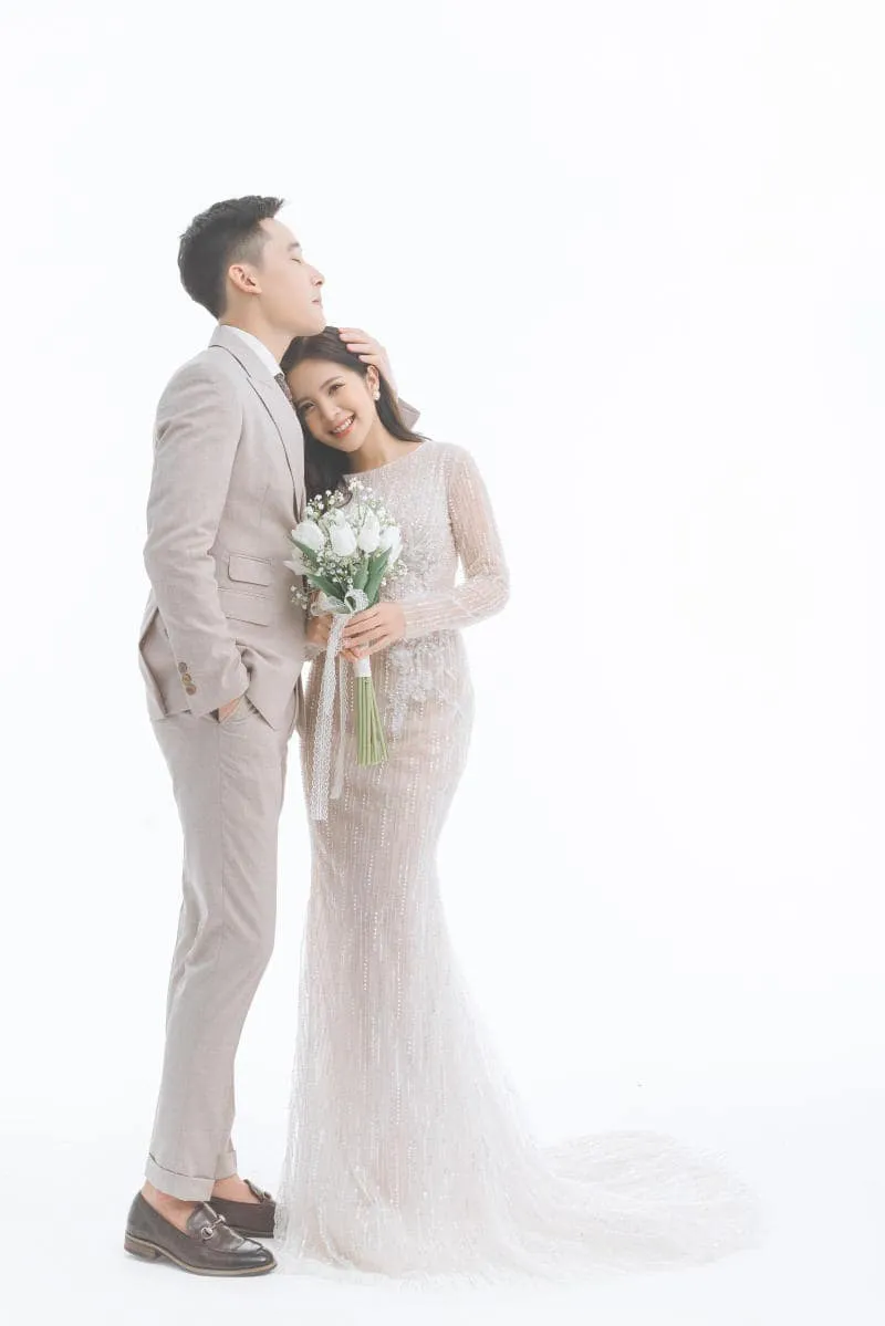 Nàng tựa đầu vào vai chàng