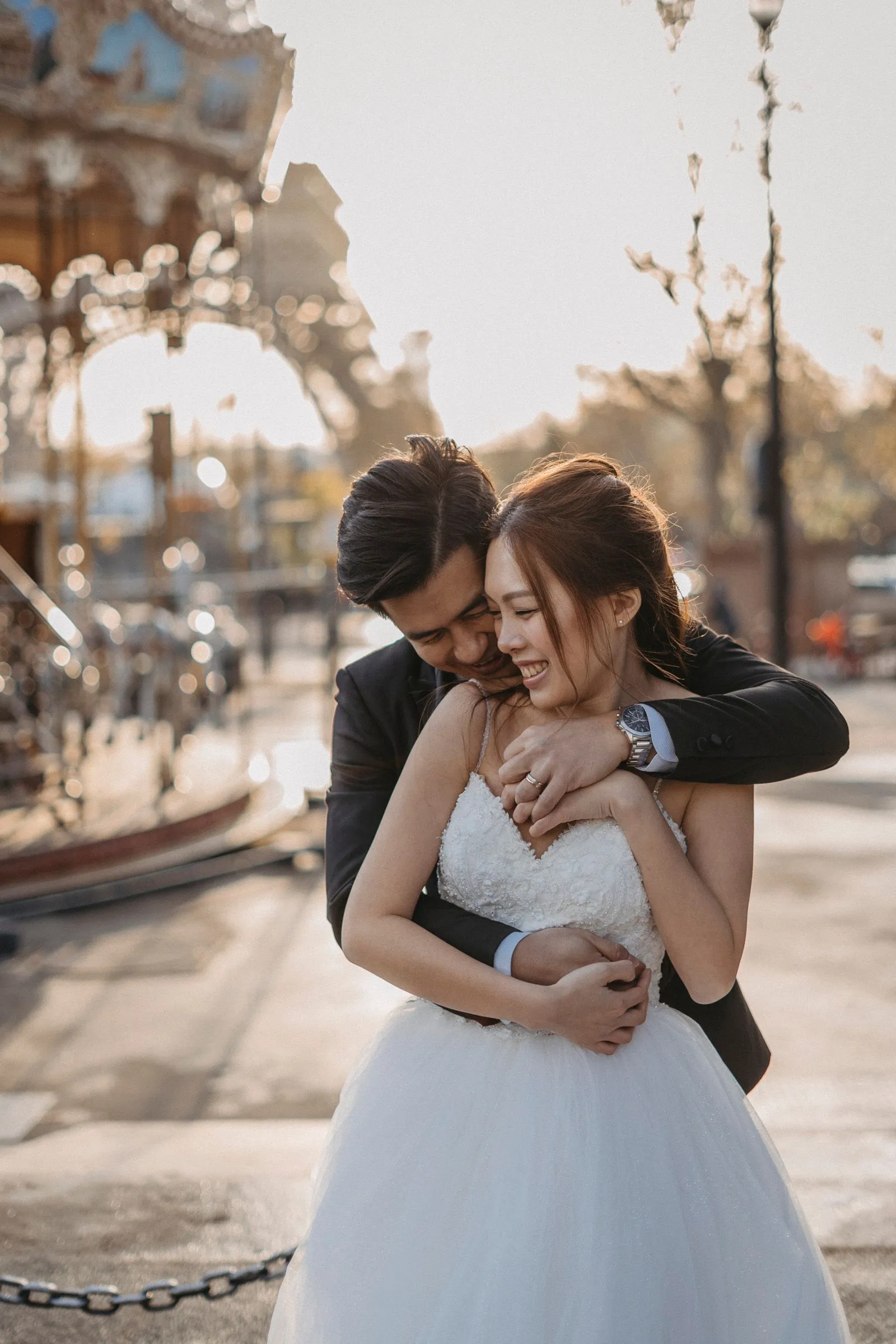 Tạo dáng vòng tay ôm từ phía sau