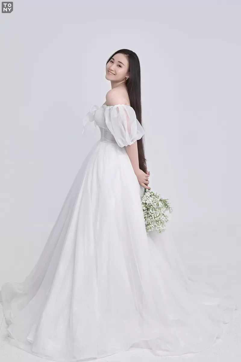 Cầm bó hoa sau lưng