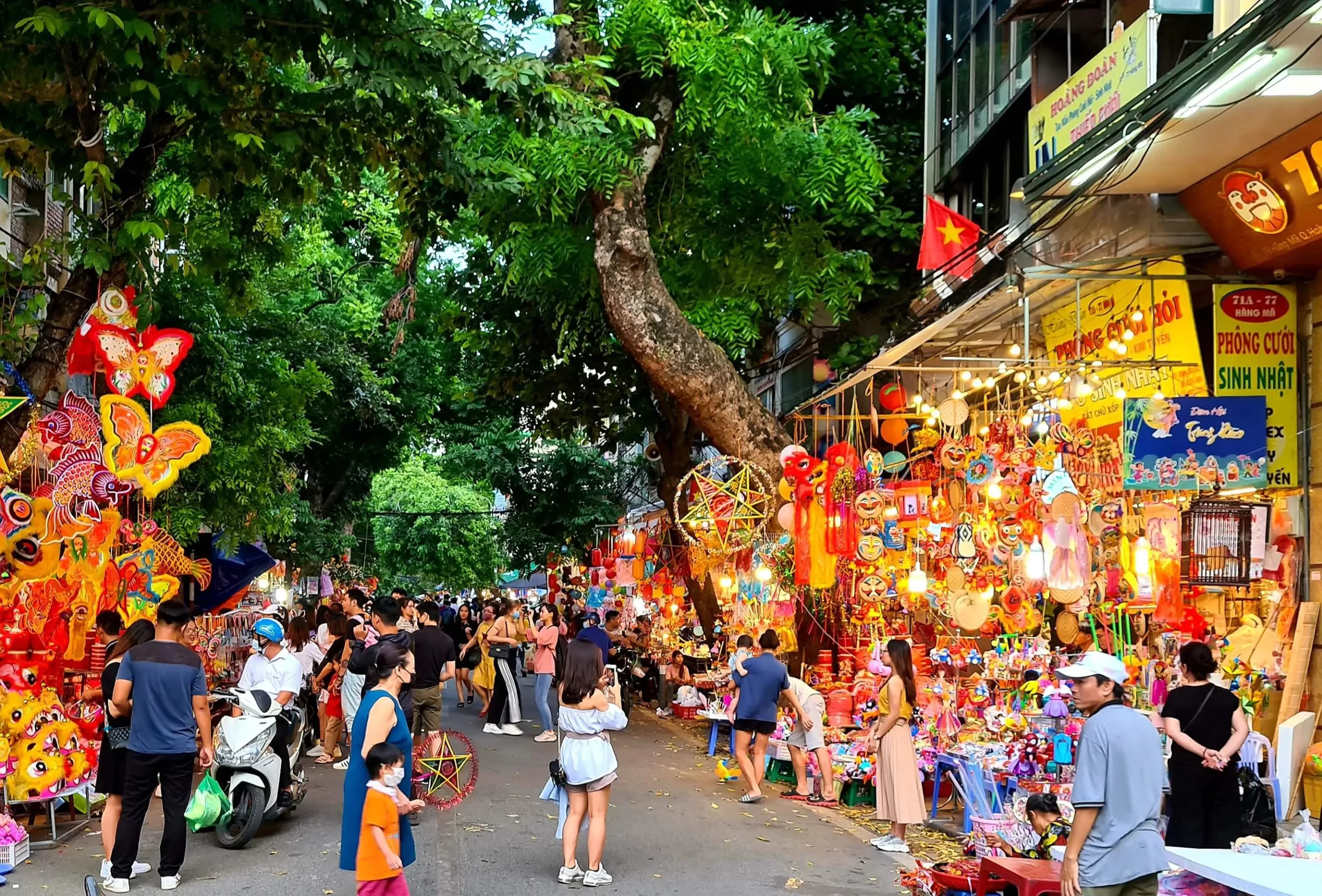 Phố Hàng Mã rực rỡ sắc màu (Nguồn: Internet)