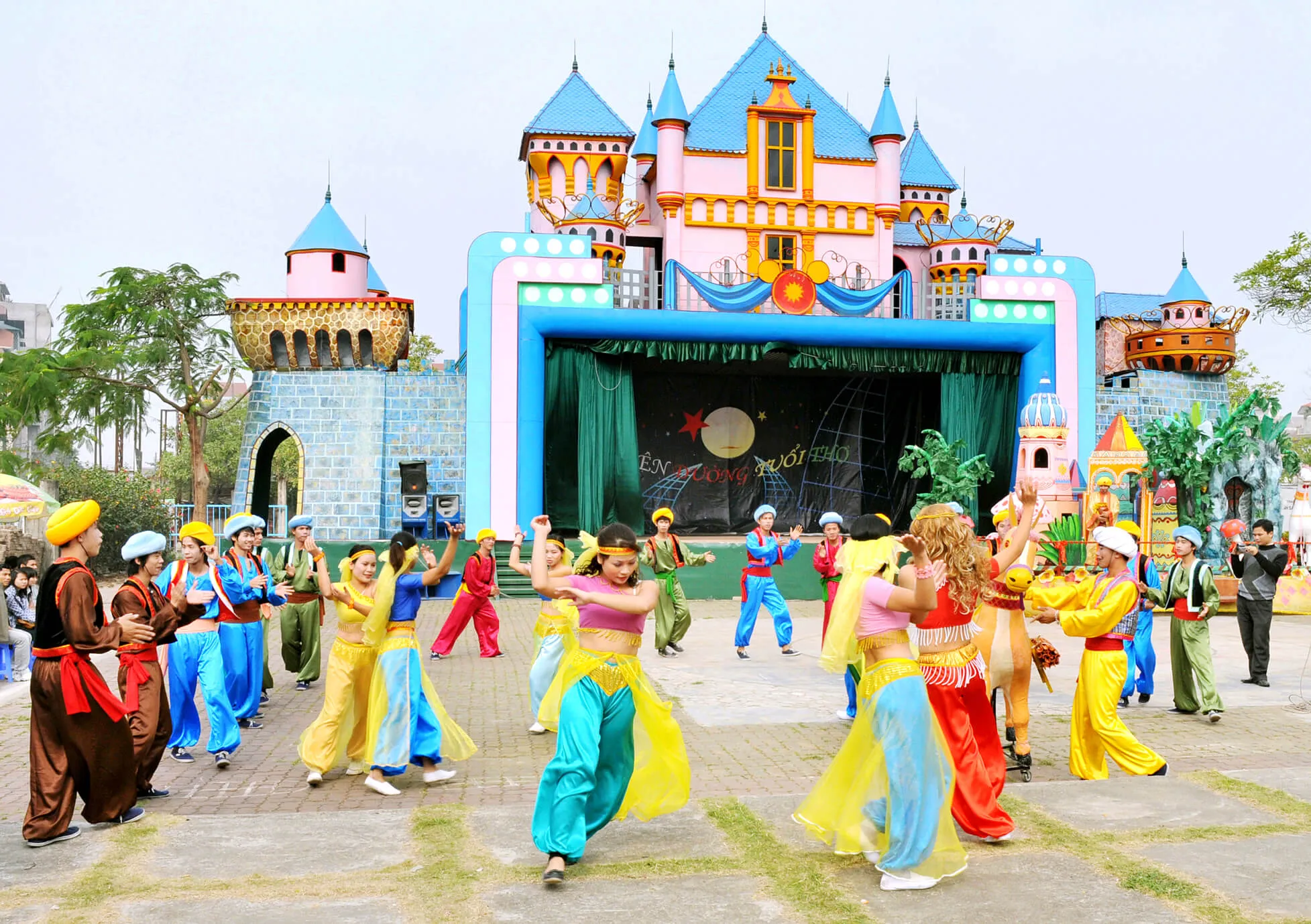 Năm nào công viên Thỏ Trắng cũng thu hút đông đảo du khách đến chơi nhờ lối trang trí "xinh xẻo" phù hợp để chụp hình Baby mùa trung thu . (Nguồn: Internet)