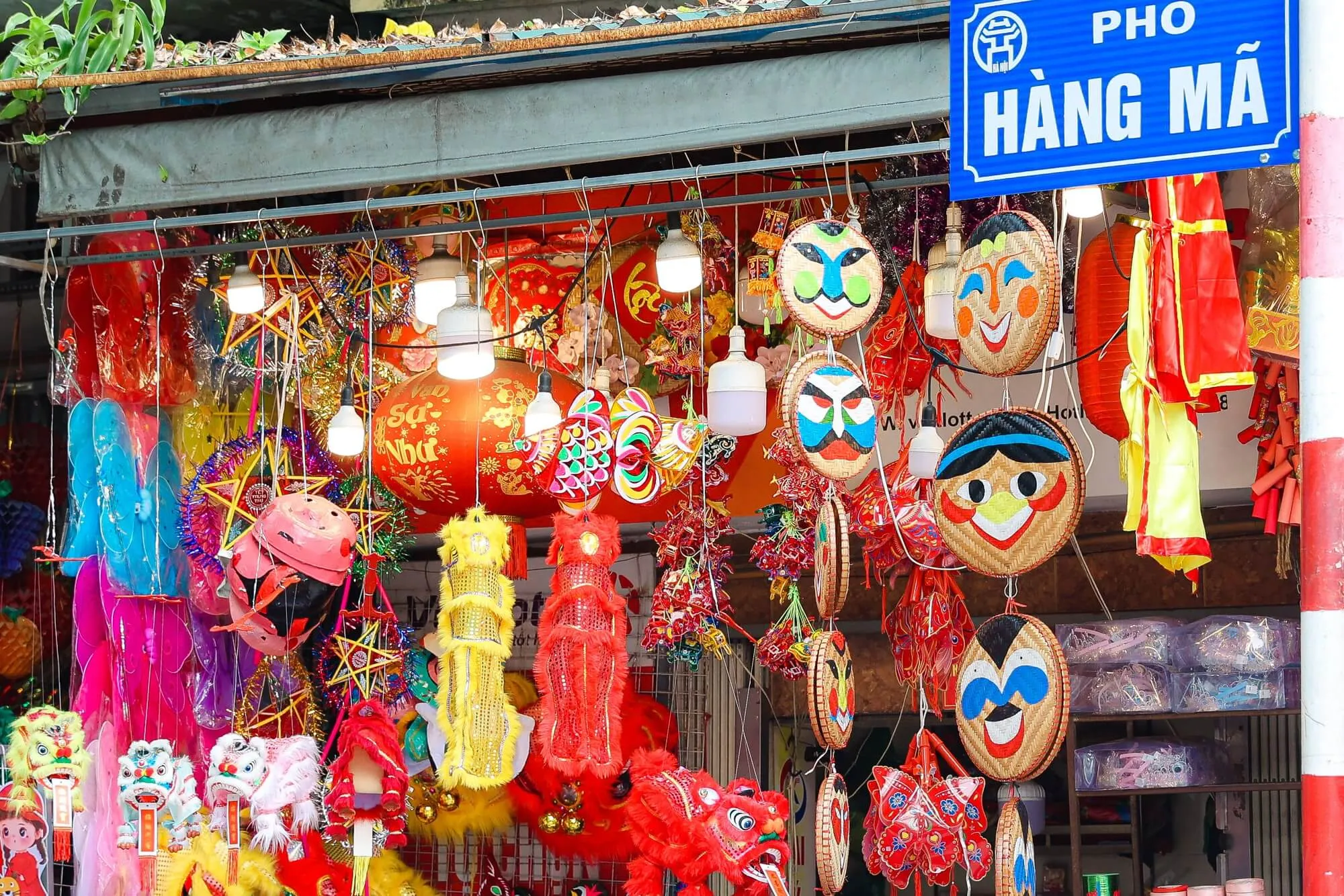 Phố đi bộ Hà Nội chật kín người trong dịp Trung Thu (Nguồn: Internet)