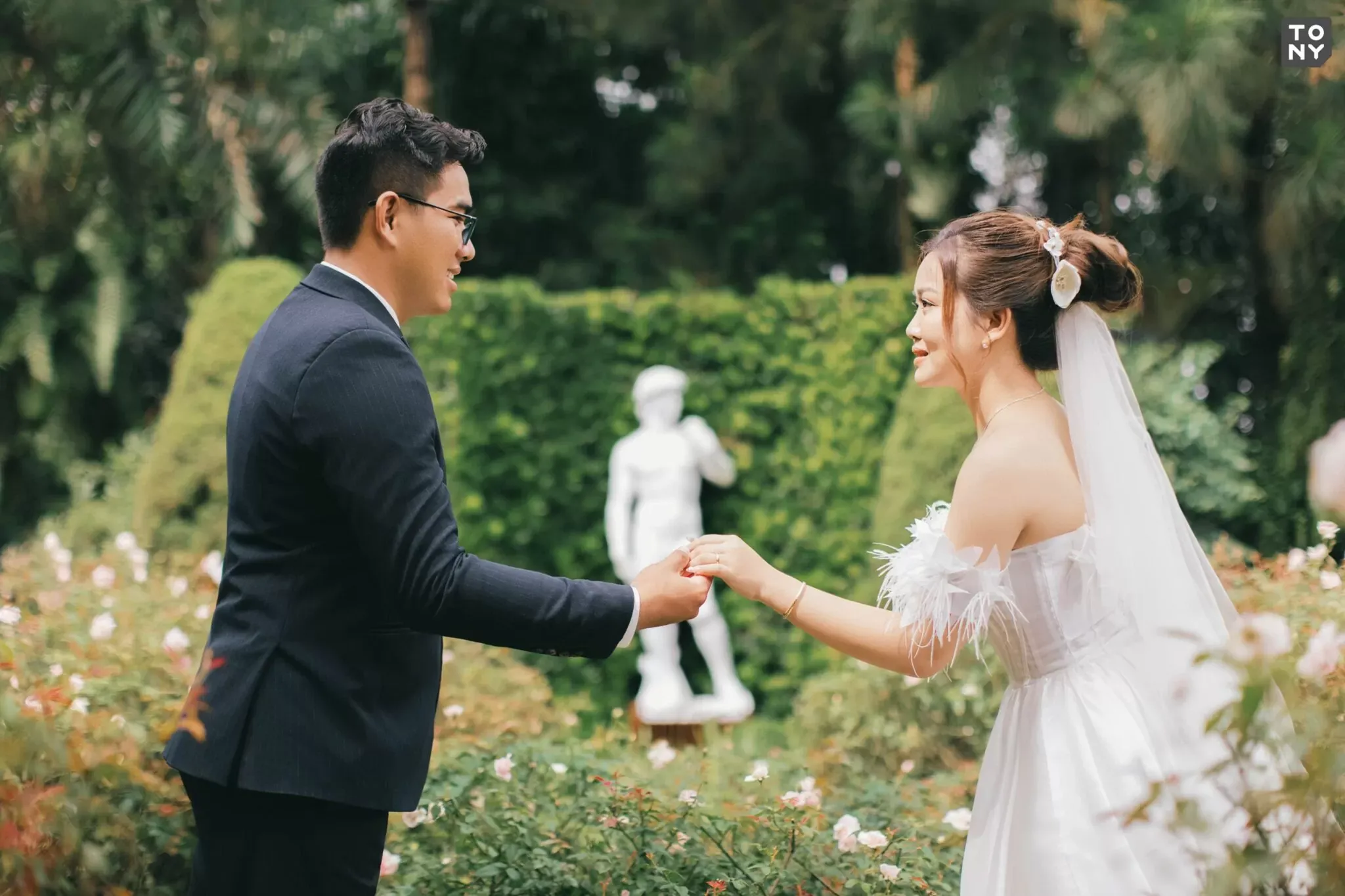 Phong cách tạo dáng chụp ảnh cưới vui nhộn