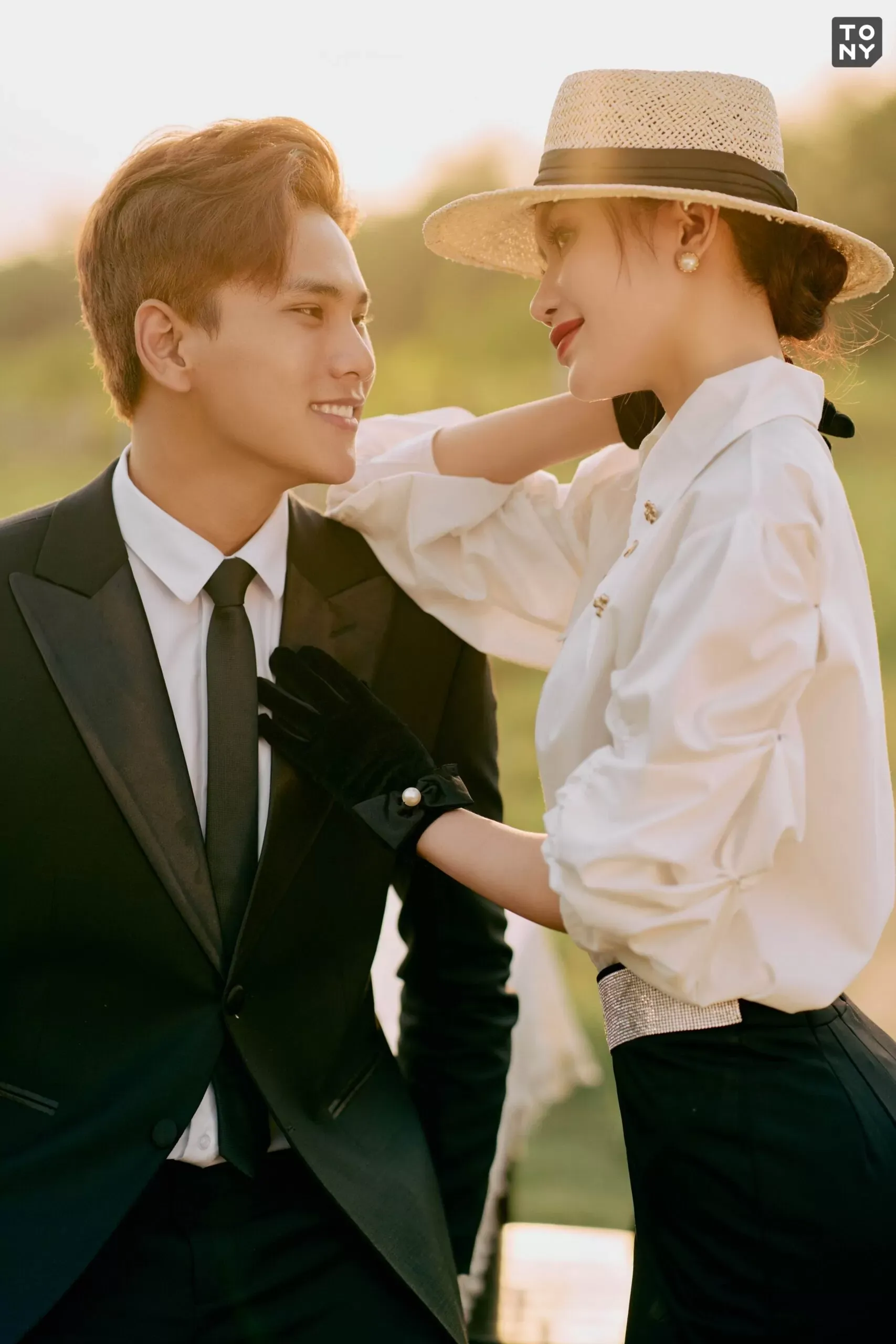 Tạo dáng cảm xúc ngày cưới