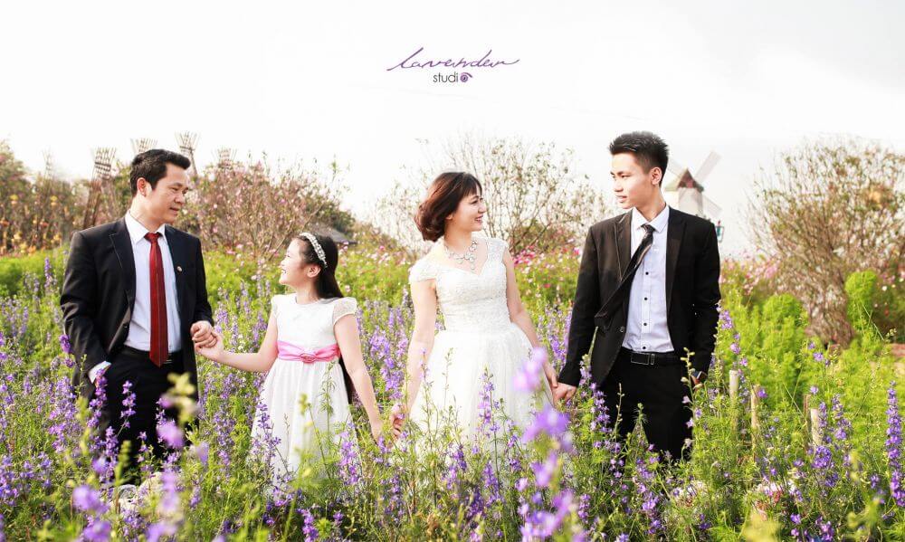Một trong những ưu điểm lớn của việc chụp ảnh gia đình ngoài trời là bạn có cơ hội tận hưởng vẻ đẹp của thiên nhiên và tạo ra những bức ảnh sống động. (Nguồn: Internet)