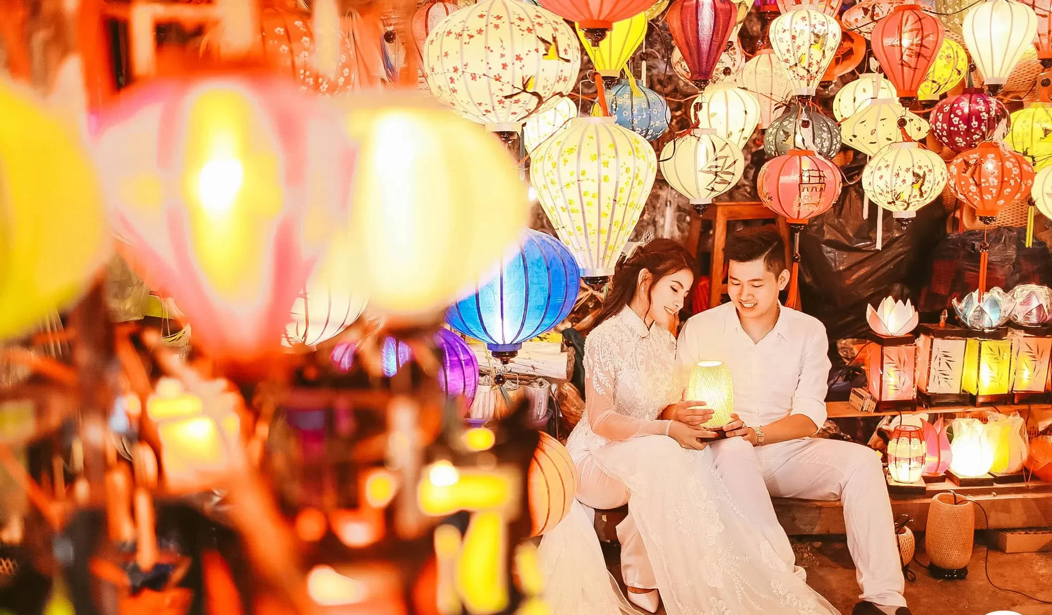 Chụp dưới ánh sáng đèn lồng