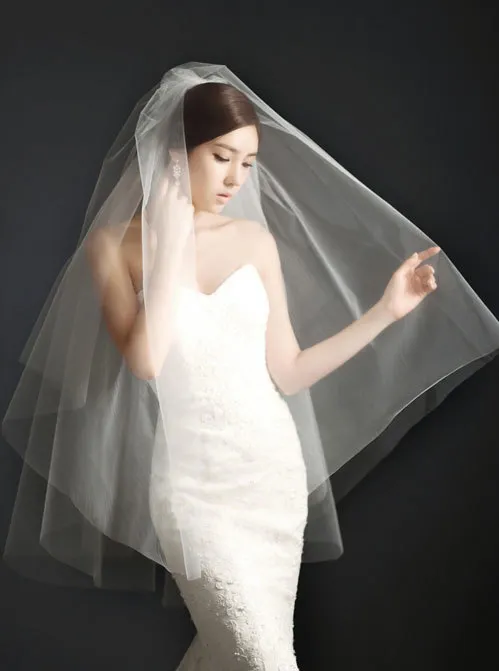 Đưa tay cầm nhẹ phần khăn voan