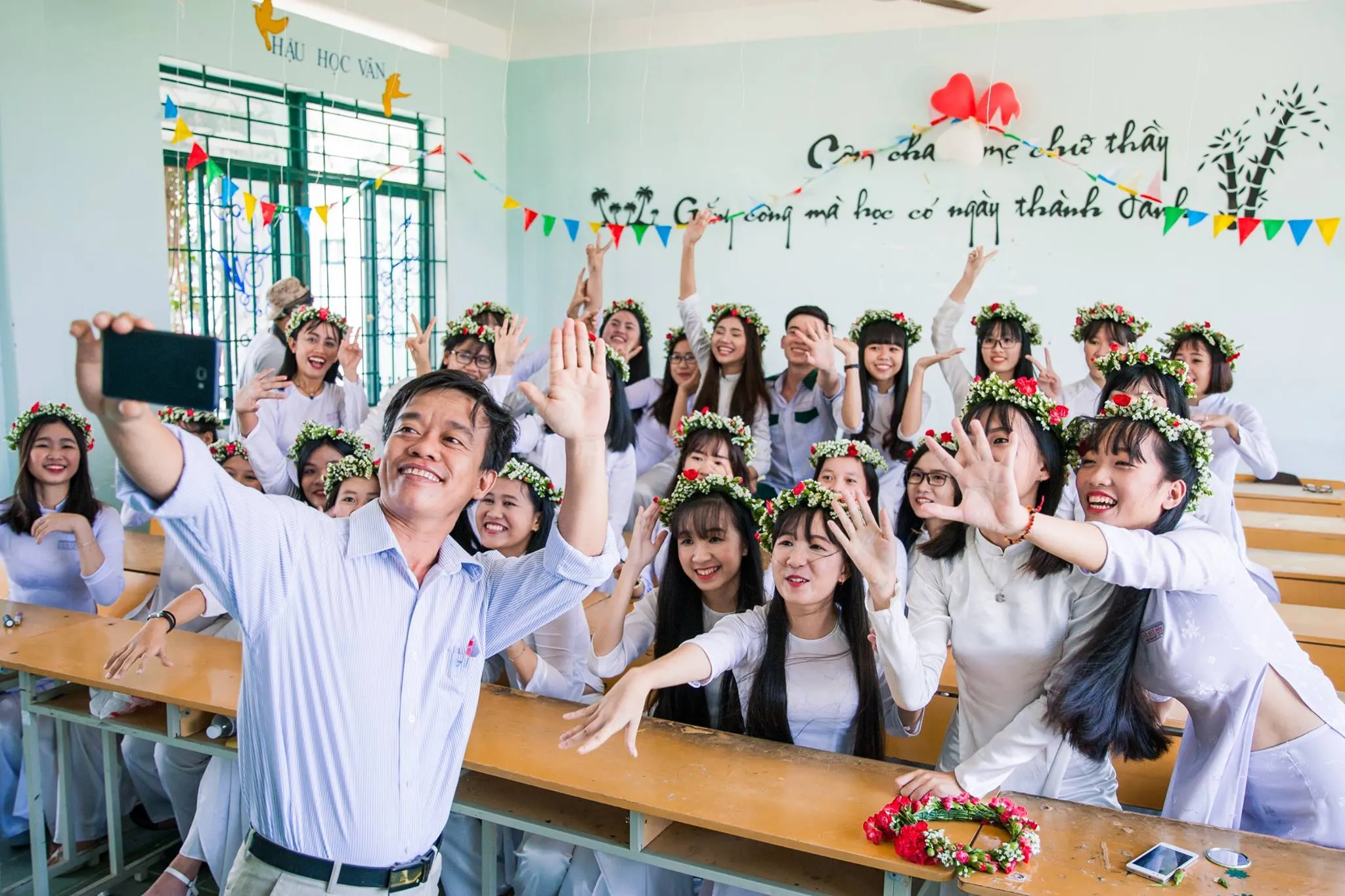 Chụp ảnh kỷ yếu trong lớp học