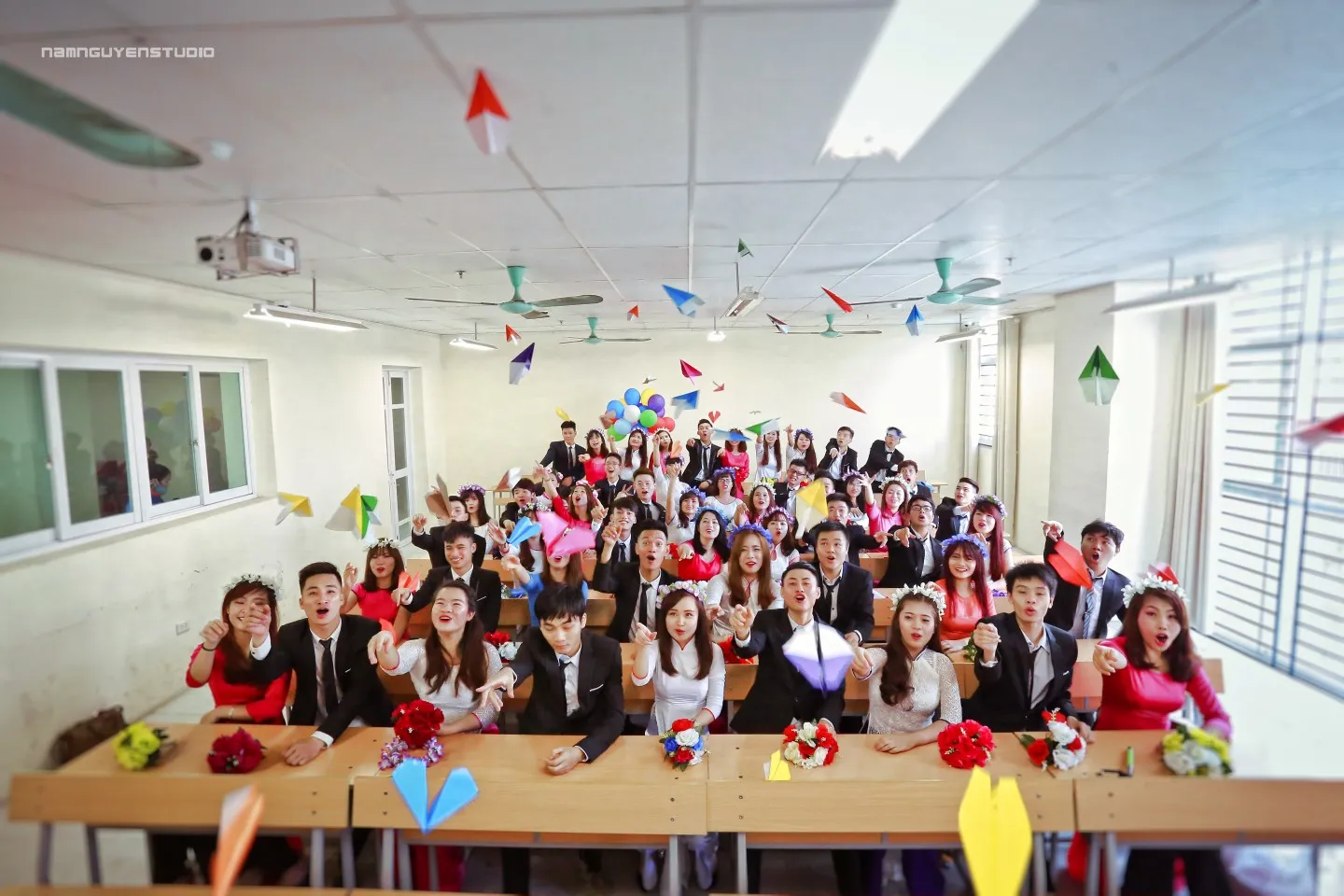 Chụp ảnh kỷ yếu trong lớp học