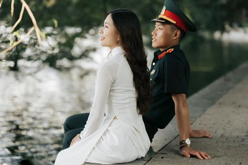 Hồ Gươm là nơi lý tưởng để làm nền cho những bức ảnh cưới phong cách cổ điển