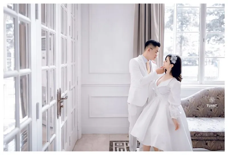Việc nhìn sâu vào mắt của người kia thể hiện sự chân thành và tình yêu sâu sắc