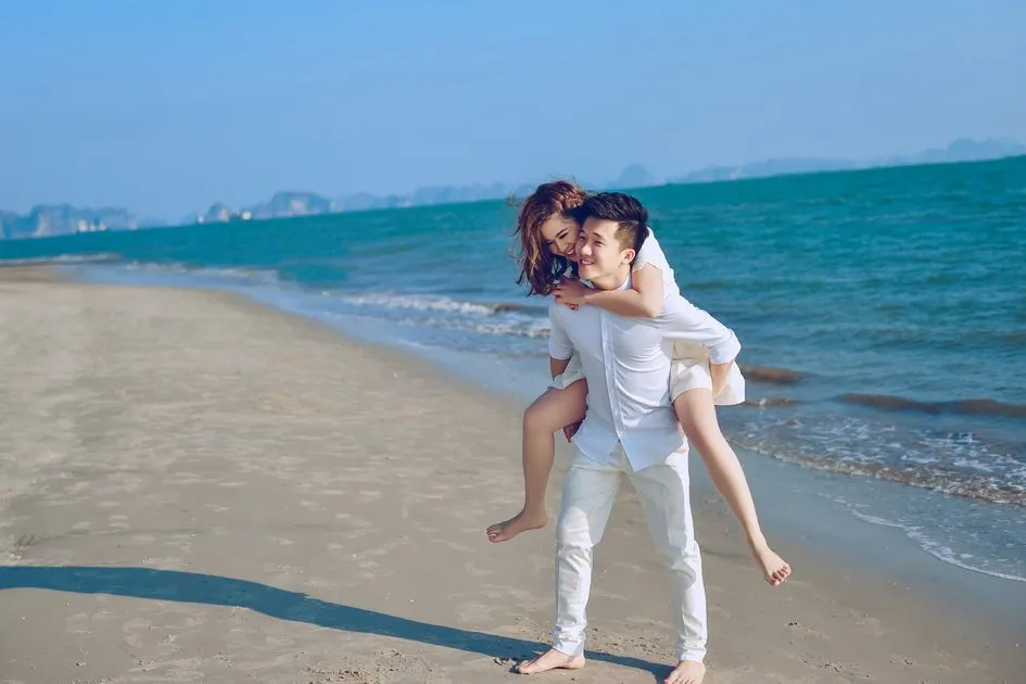 Tạo dáng tư thế ôm bả vai trong album ảnh cưới là một trong những tạo dáng đơn giản nhưng đầy ý nghĩa