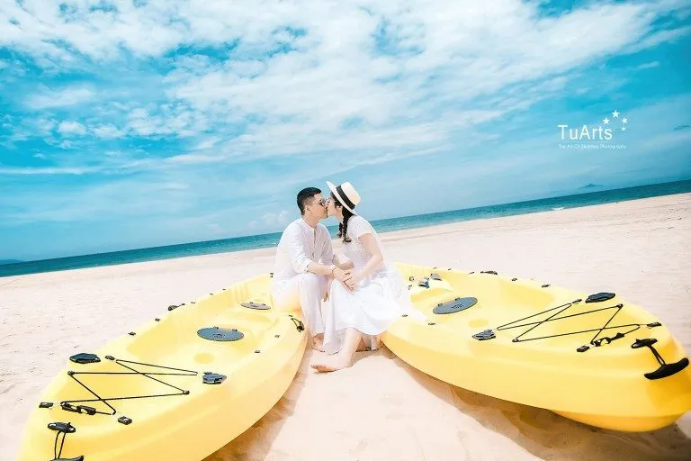 Cách tạo dáng đối xứng này thể hiện sự cân bằng và sự đồng lòng của cặp đôi