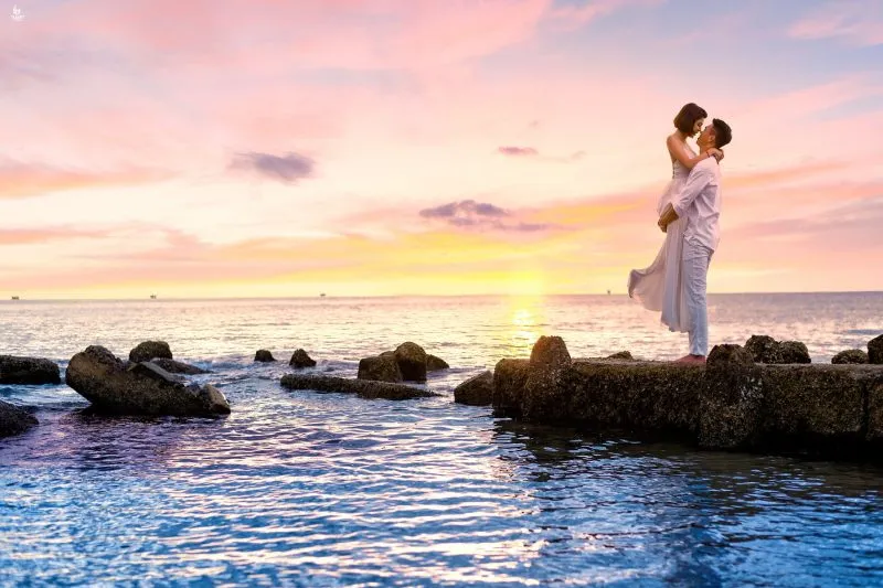 Tư thế bế và cõng cô dâu là một cách tuyệt vời để thể hiện sự tinh nghịch và hòa quyện của cặp đôi cô dâu và chú rể