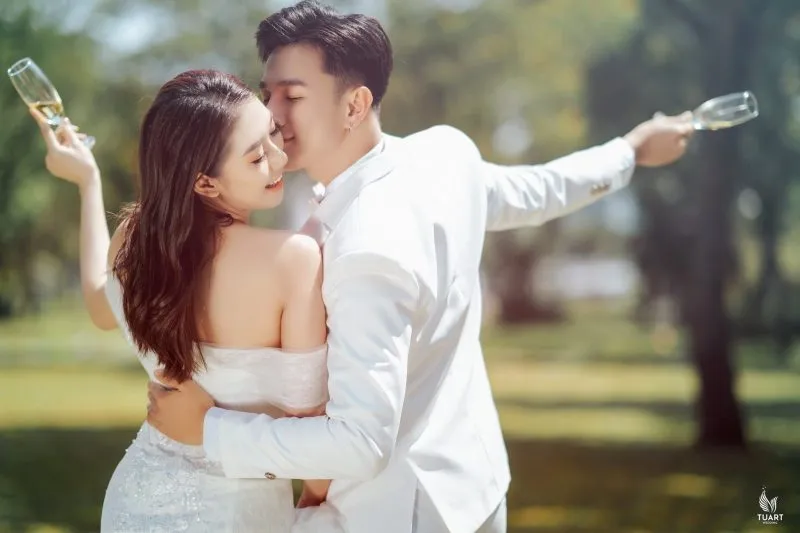 Hôn lên má là tư thế tạo dáng chụp ảnh cưới đầy thân mật