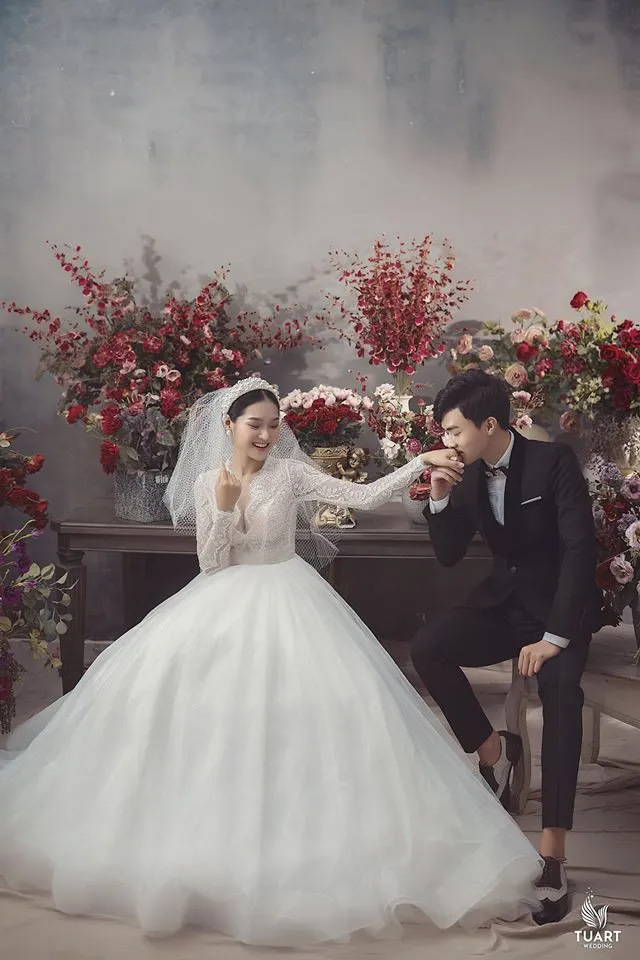 Tư thế tạo dáng cơ bản thường xuất hiện trong album ảnh cưới và cách thực hiện cũng rất đơn giản