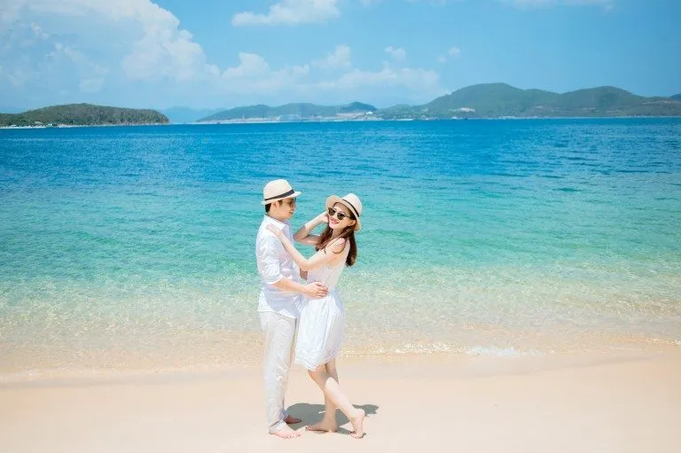 Không nên chỉ luôn nhìn vào ống kính khiến bức hình thiếu tự nhiên