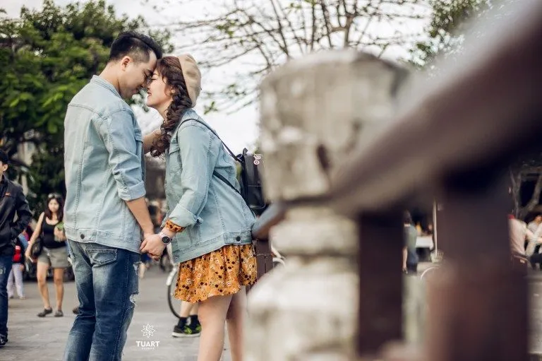Tư thế tạo dáng trán chạm trán là một trong những lựa chọn tạo dáng thân mật và đậm chất tình yêu