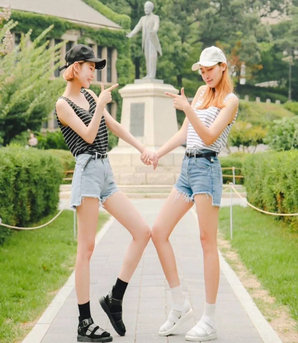 Tạo dáng đôi luôn là cách thể hiện sự đồng điệu