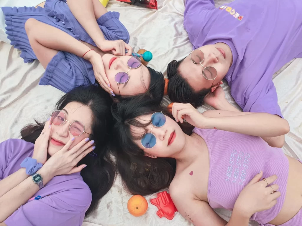 Top 20 ý tưởng tạo dáng chụp ảnh kỷ yếu tự nhiên không nên bỏ lỡ