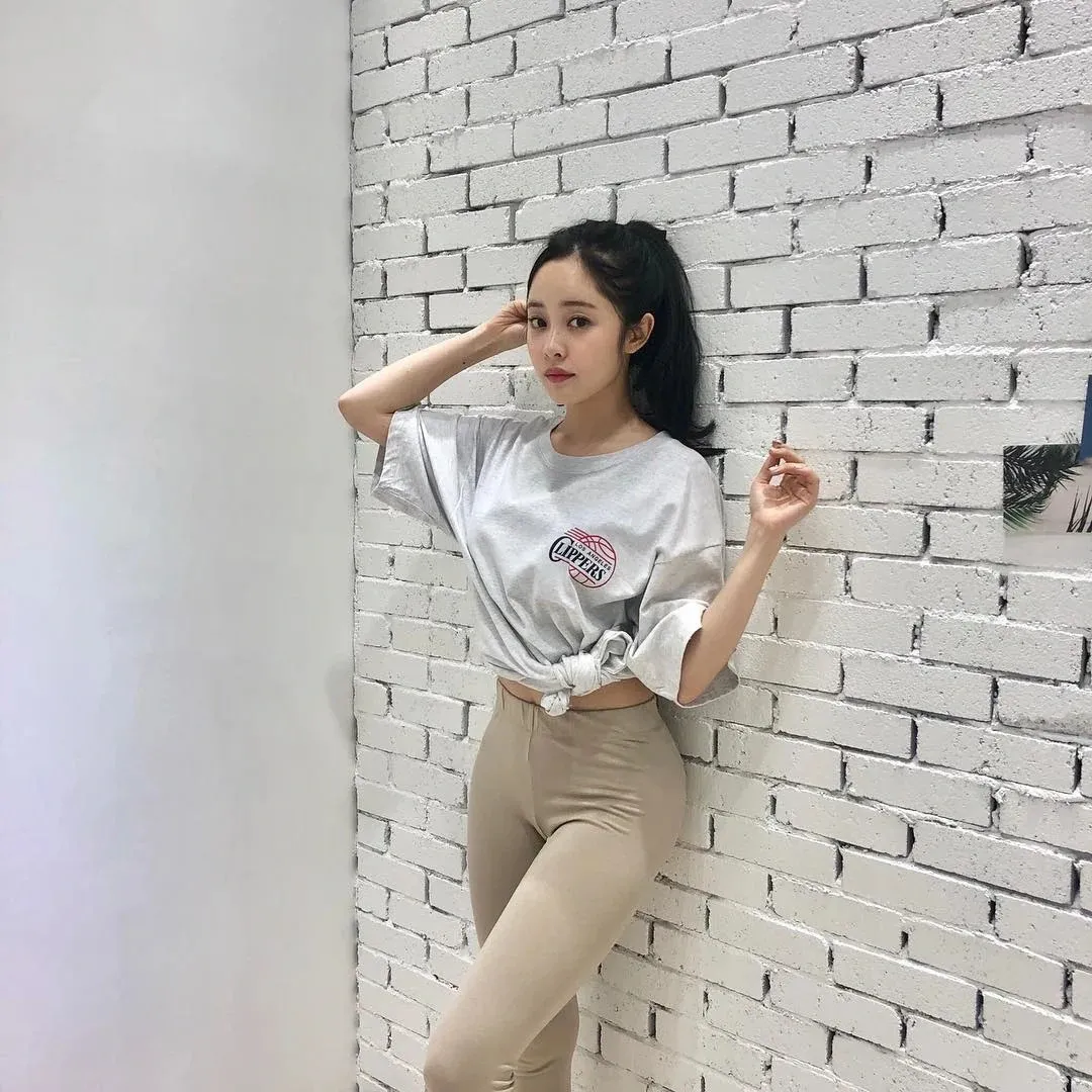 Một bức tường đẹp và phù hợp có thể tạo điểm nhấn độc đáo cho bức ảnh kỷ yếu của bạn