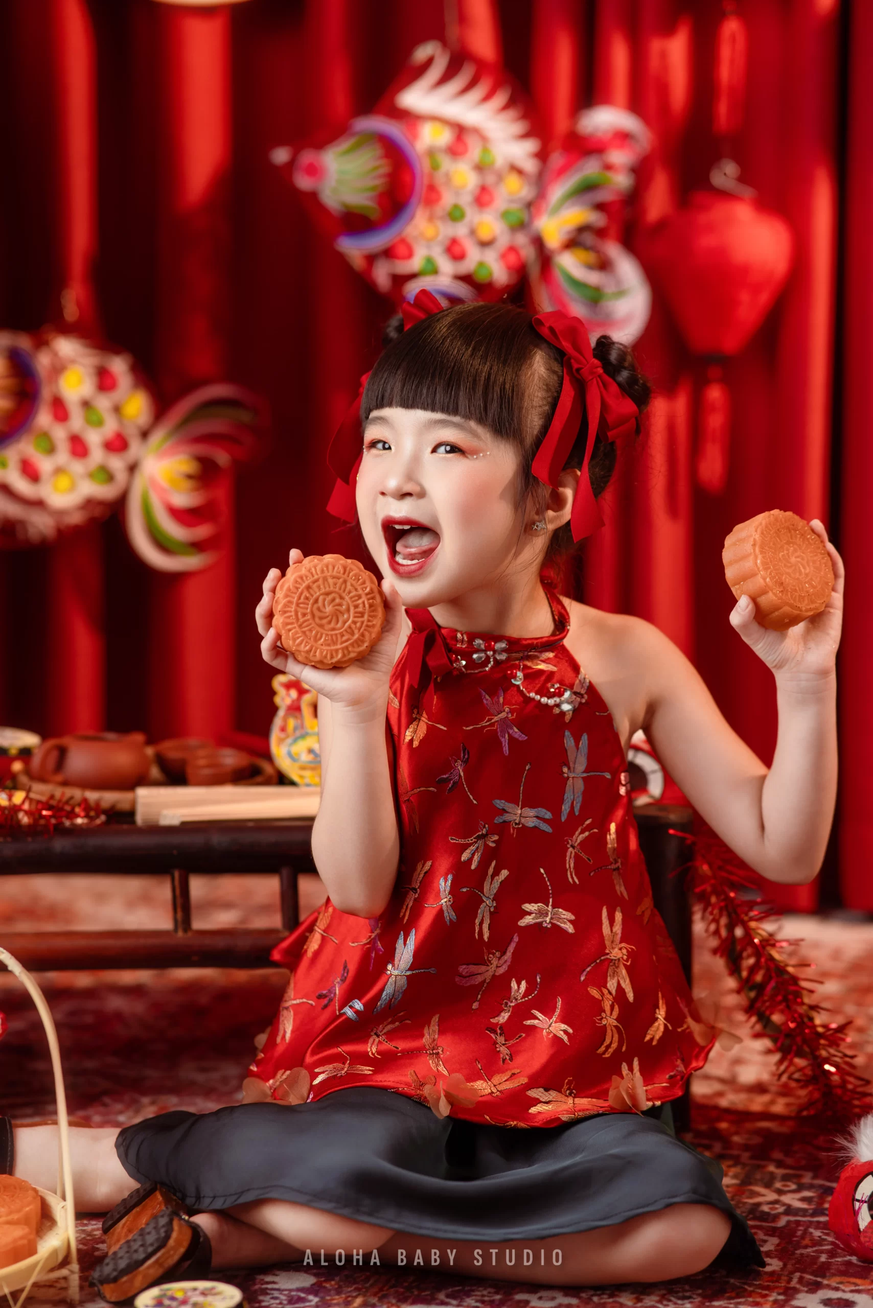 Chụp ảnh Trung Thu cho bé làm bánh Trung Thu
