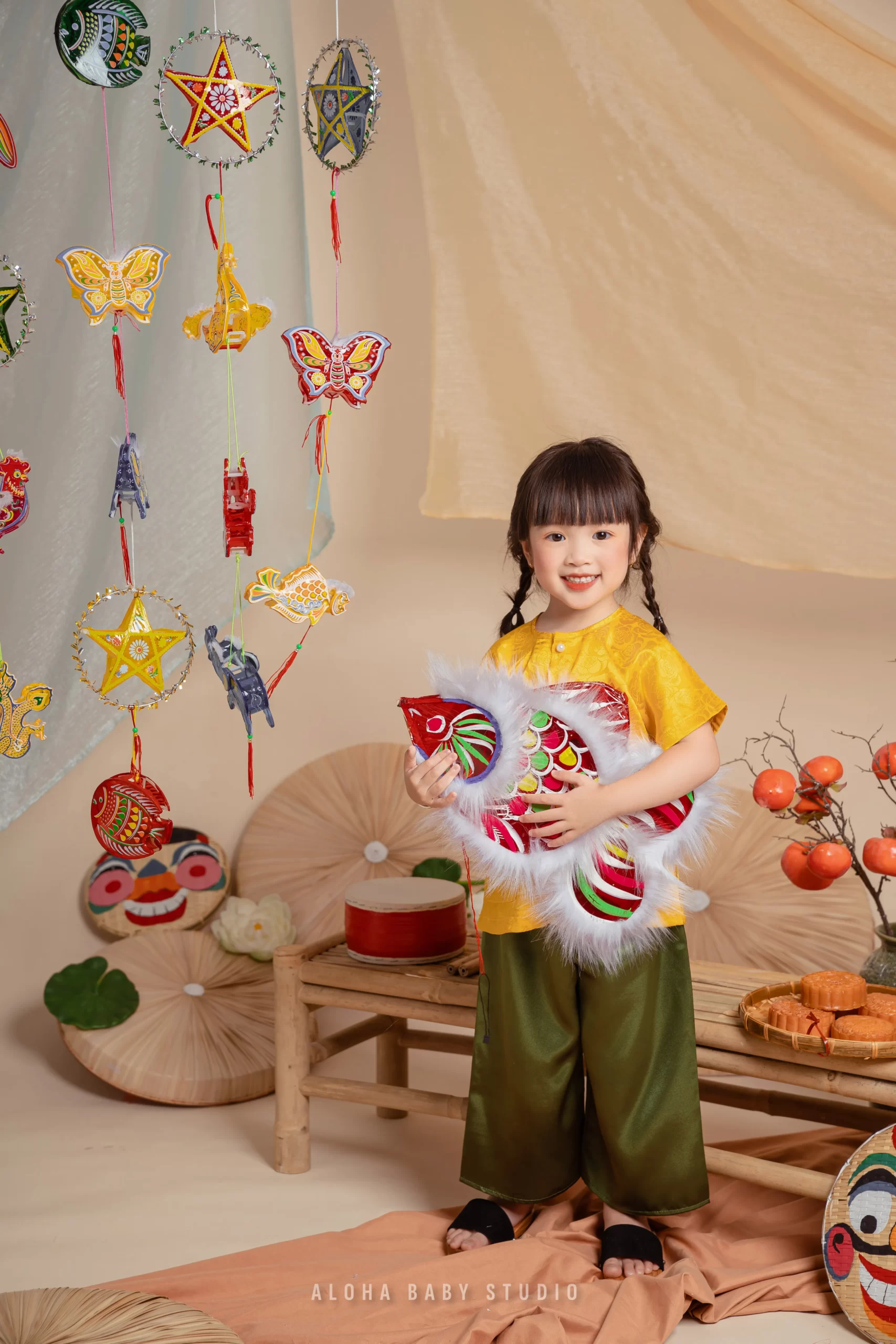 Chụp ảnh Trung Thu cho bé làm đèn lồng