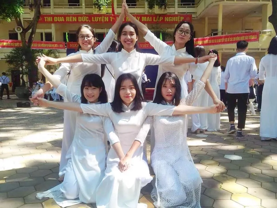 Hãy hướng dẫn các thành viên trong nhóm để họ sắp xếp cánh tay thành hình ngôi sao