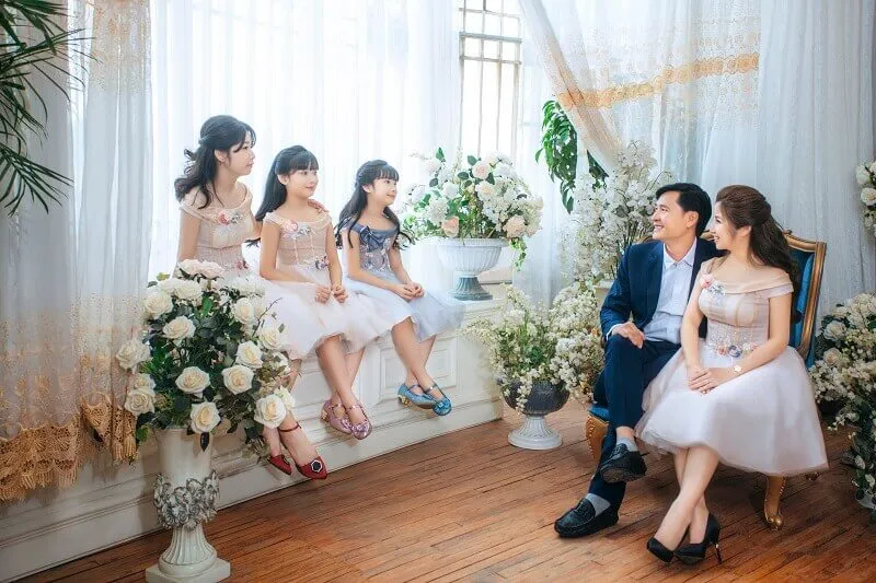 Lựa chọn phim trường là một cách tuyệt vời để tạo ra bộ ảnh gia đình kiểu Hàn Quốc đa dạng