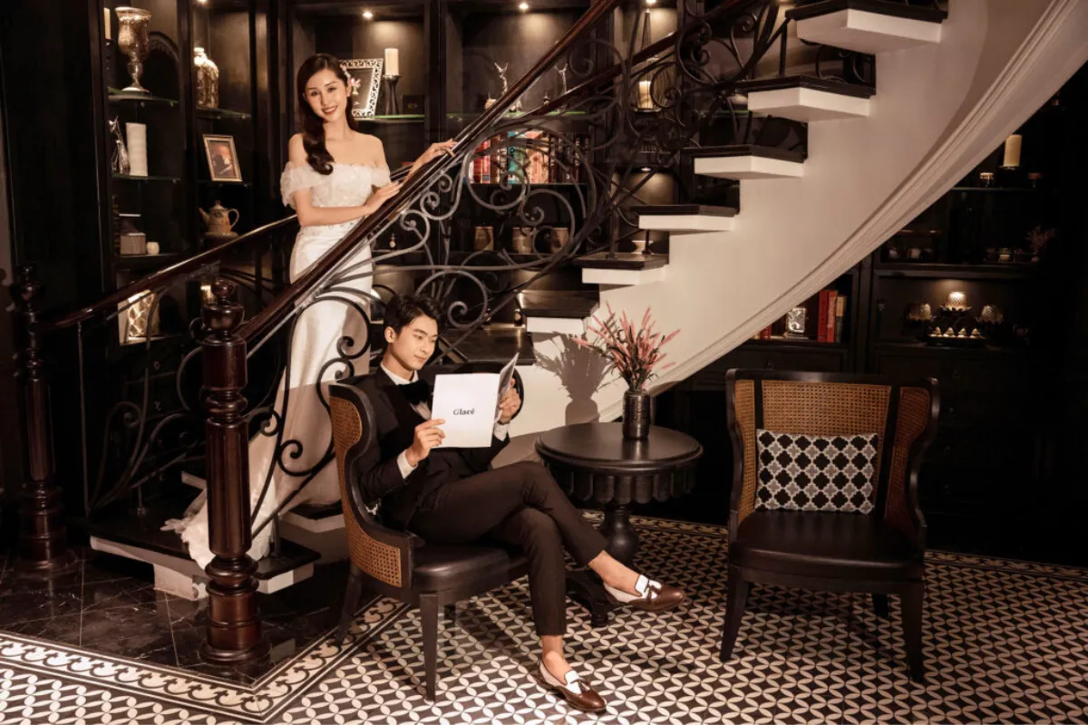 Chụp ảnh cưới bên cầu thang mang đậm phong cách Châu Âu (Nguồn: Palatino Studio)