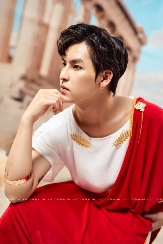 Tạo dáng chụp kỷ yếu cho nam thư sinh với chống một tay lên