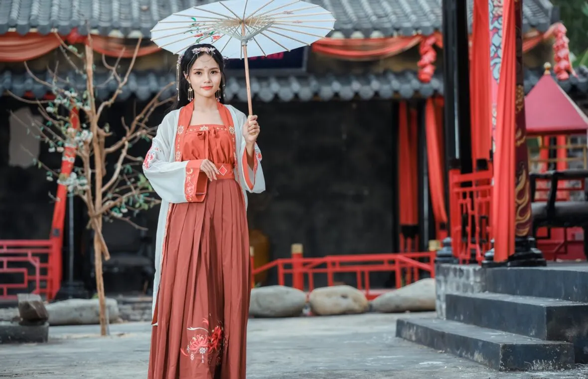 lựa chọn đạo cụ và phụ kiện đúng cách là một phần quan trọng để tạo nên bức tranh cổ trang độc đáo và ấn tượng