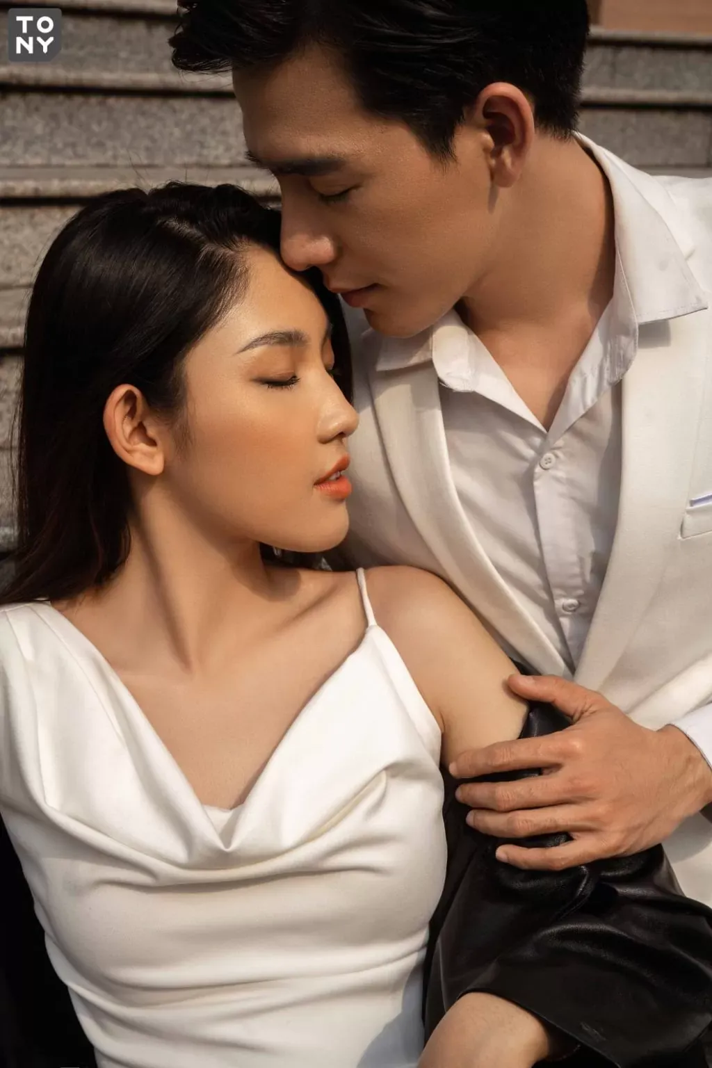 Nụ hôn trán dịu dàng (Nguồn: Tony Wedding)