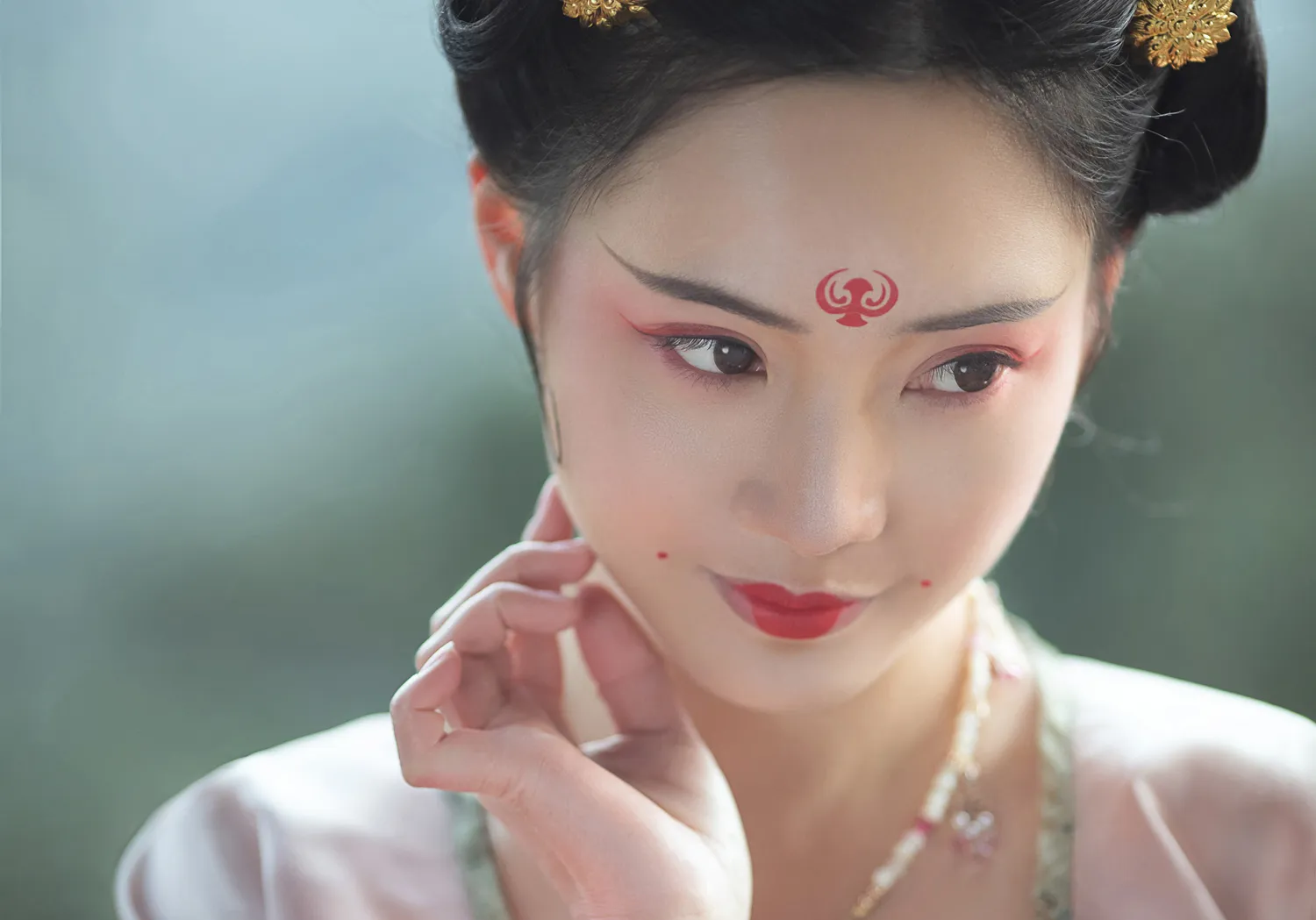 trang điểm và làm tóc đóng một vai trò không thể xem nhẹ trong việc tạo nên vẻ đẹp cổ điển và quyến rũ
