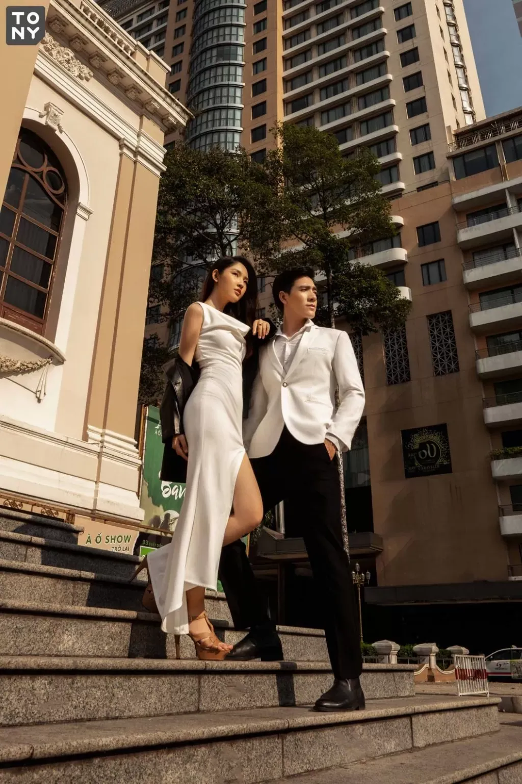 Váy cưới suông xẻ tà tinh tế (Nguồn: Tony Wedding)