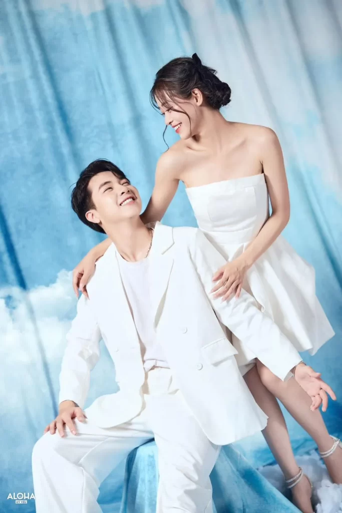 Tạo dáng chụp kỷ yếu nam với những bạn thân nữ