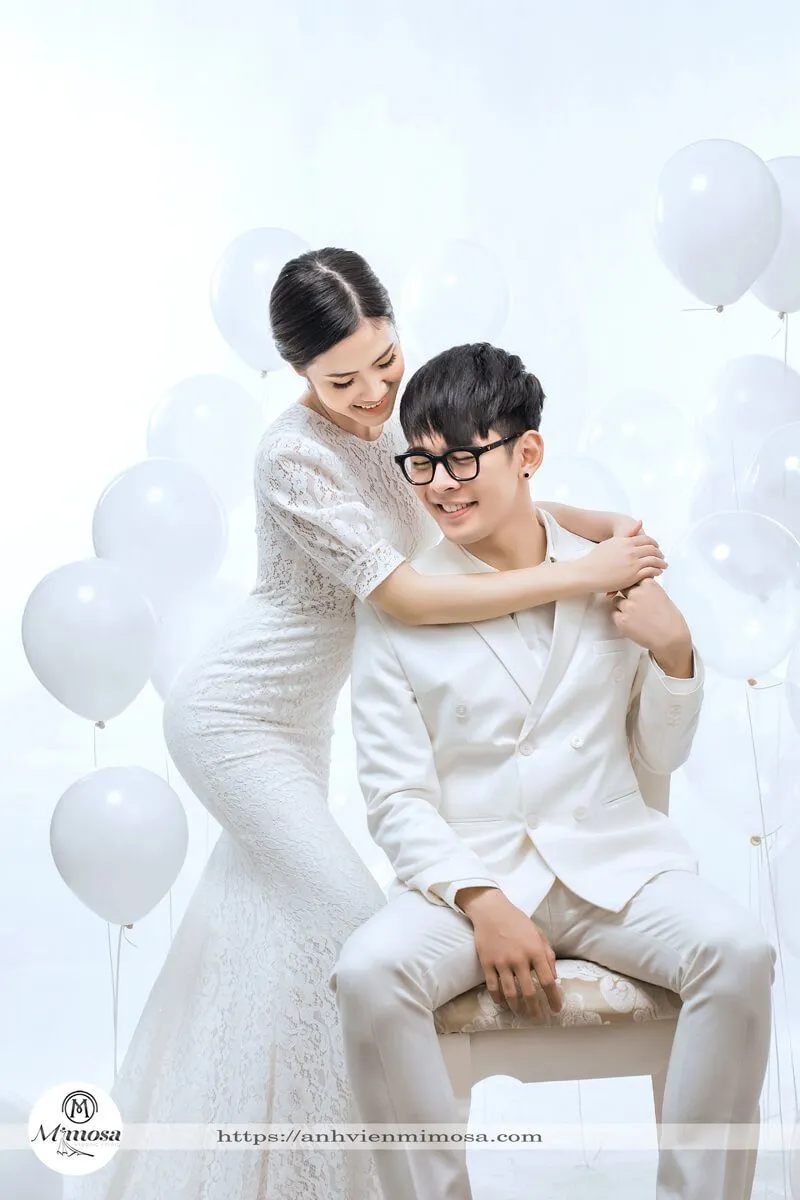 Ảnh cưới chụp kèm phụ kiện bóng bay (Nguồn: Internet)