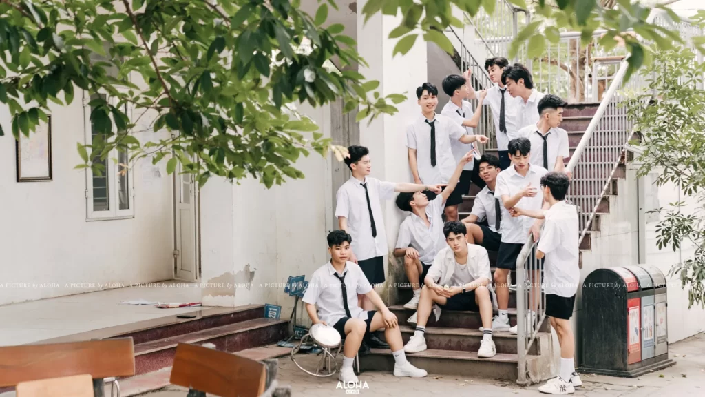 Cách tạo dáng chụp ảnh kỷ yếu cho nam bên cầu thang với nhóm bạn nam