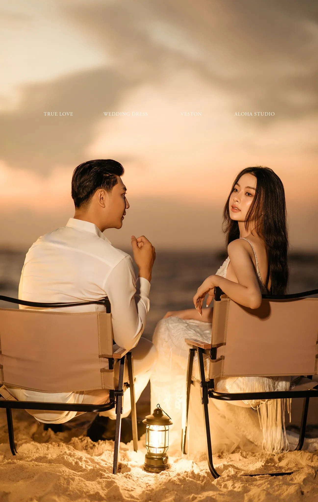 Ảnh cưới chụp kèm phụ kiện đèn (Nguồn: Aloha Studio)